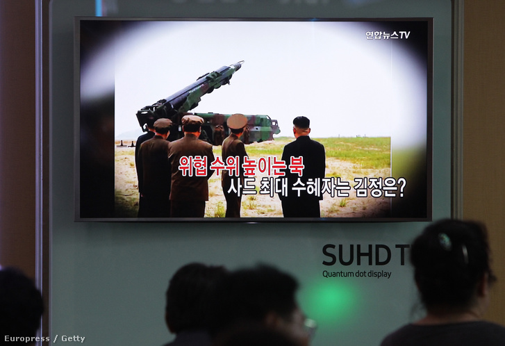 Dél-Korea bejelentése a THAAD-rendszerről a helyi tévében.