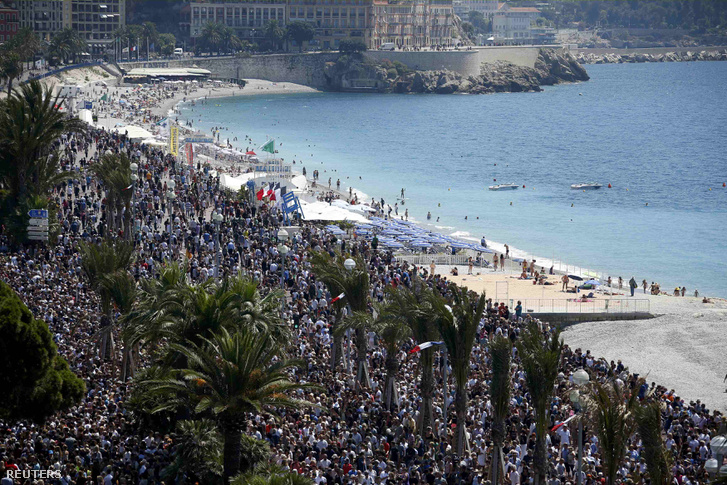 Megemlékezők a Promenade des Anglais-n