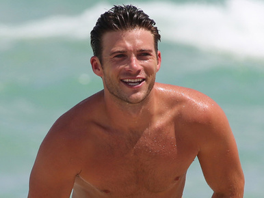 Dobjon el mindent: Scott Eastwood nyaral!