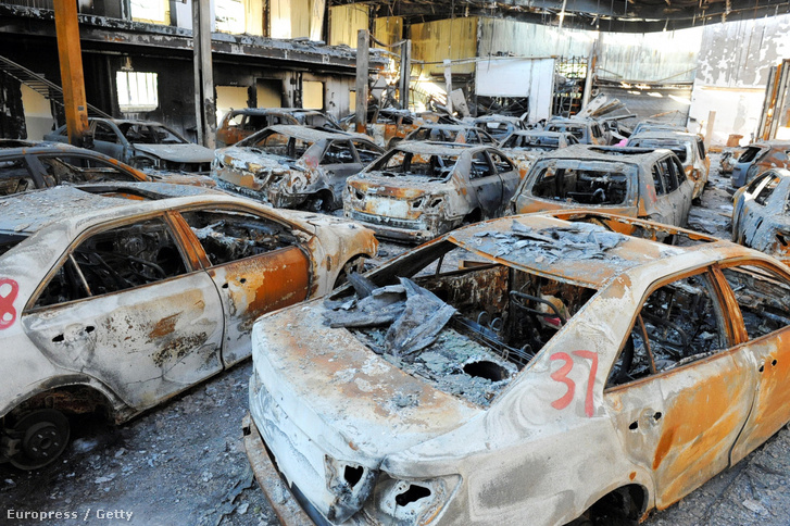 Felgyújtott Toyoták egy csingtaói autókereskedőnél 2012 novemberében