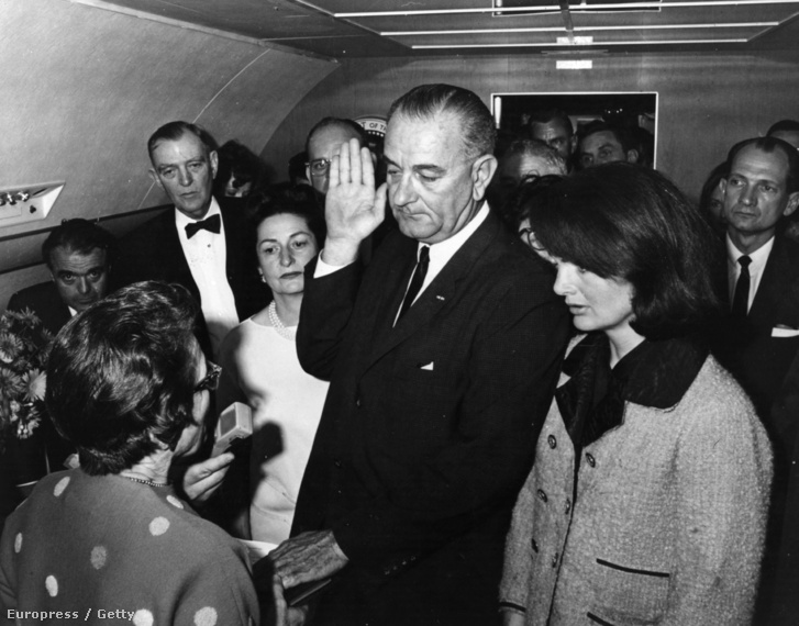 Lyndon B. Johnson az Air Force One fedélzetén leteszi az elnöki esküt.