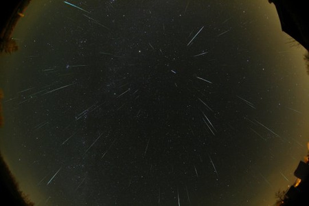 Berkó Ernő csodálatos montázs a Geminidák 2007-es jelentkezéséről, amely anno még a világhírű APOD oldalra is felkerült. A felvételen négy éjszaka 186 Geminida meteorja látható.