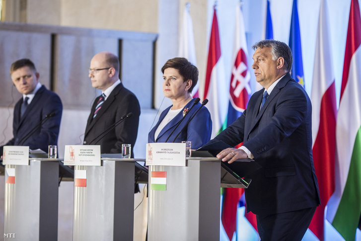 Robert Fico szlovák Bohuslav Sobotka cseh Beata Szydlo lengyel és Orbán Viktor magyar miniszterelnök (b-j) sajtótájékoztatót tart a visegrádi országok miniszterelnökeinek varsói találkozóján 2016. július 21-én.