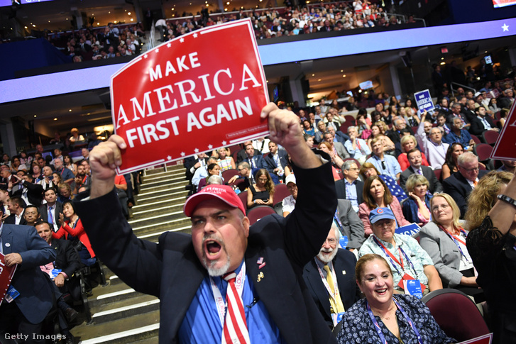 Legyen újra Amerika az első - plakát egy Trump-szimpatizáns kezében a Republikános elnökjelölő konvención