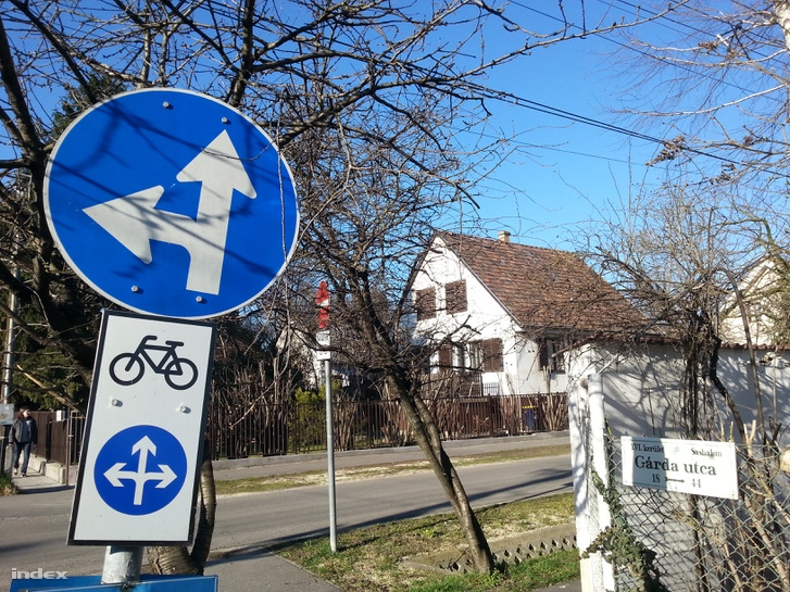 Egyirányú utca, kétirányú kerékpáros forgalommal Sashalmon