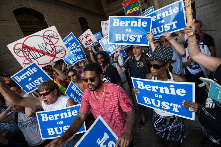 Bernie Sanders támogatói a philadelphiai városháza előtt, 2016. július 25-én.