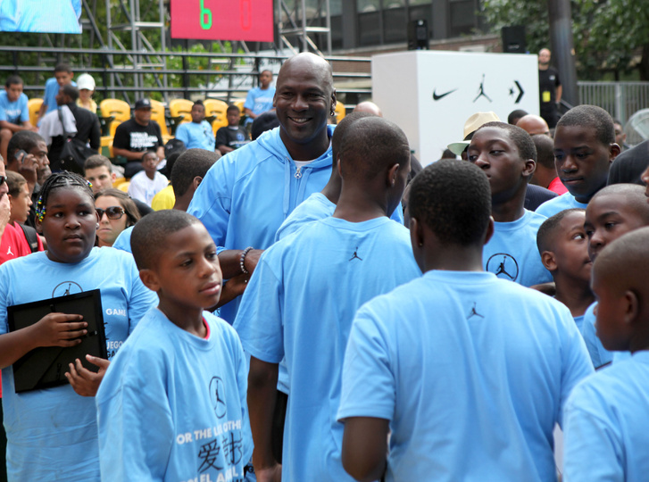 Michael Jordan egy fiatal sportolók számára rendezett kosárlabda fesztiválon a New York-i Rucker Parkban, 2010. augusztus 13-án.
