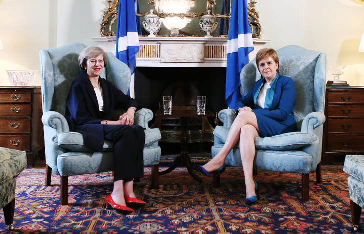 Nicola Sturgeon(j) és Theresa May(b)