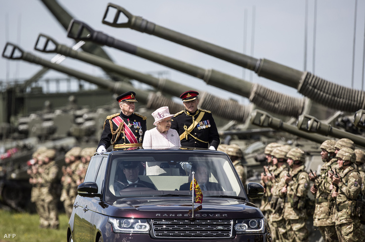 II. Erzsébet brit királynő, mint a fegyveres erők főparancsnoka a Királyi Tüzérség fennállásának 300 éves évfordulóján rendezett seregszemlén, az angliai Larkhill táborban a Salisbury síkságon, 2016. május 26-án.