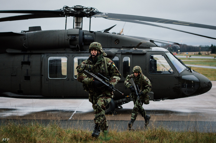 Az ír hadsereg katonái gyakorlatoznak a svédországi Hagshult légibázison 2014. november 6-án. Az Északi Harcászati csoport (Nordic Battlegroup) az EU Harcászati Csoportjának egyik része, hét ország (Svédország, Finnország, Norvégia, Írország, Észtország, Lettország és Litvánia) több mint 2400 katonája vett részt a közös gyakorlaton.