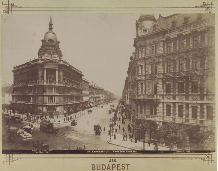 Andrássy út sarok, balra a Foncière-palota. A felvétel 1890-1893 között készült.