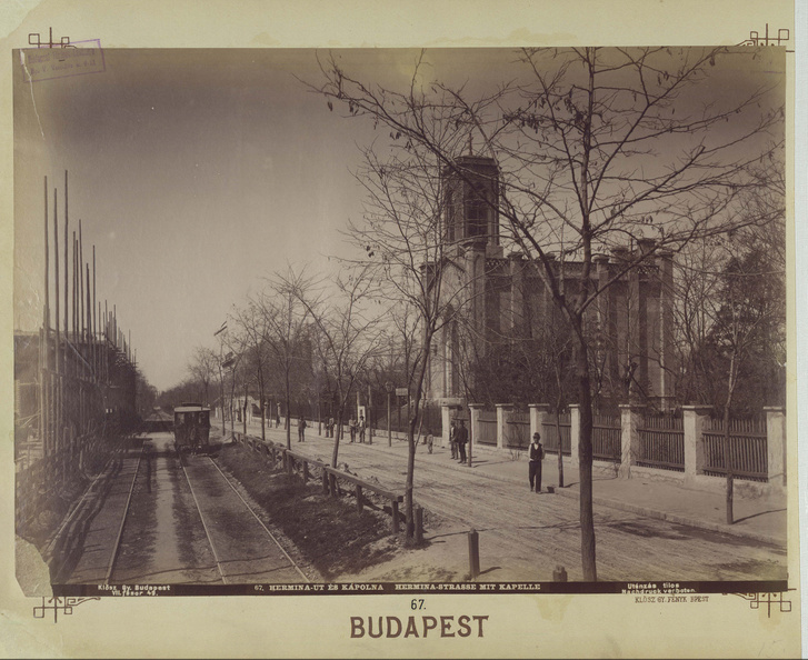 Hermina út, jobbra a Hermina-kápolna. A felvétel 1895 körül készült.