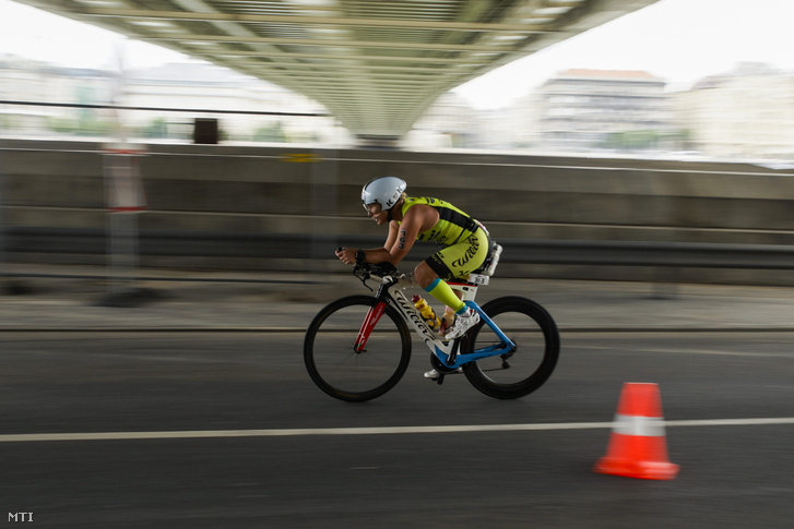 Egy résztvevõ kerékpározik az Ironman 70.3 triatlonversenyen Budapesten 2015. augusztus 22-én.