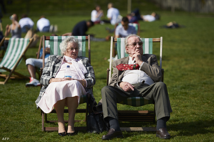 Brit nyugdíjasok pihennek egy londoni parkban