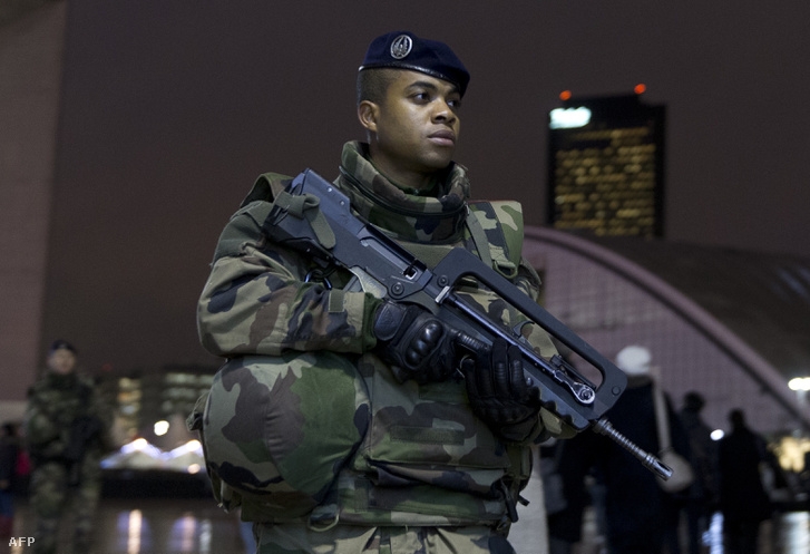 Francia katona járőrözik egy FAMAS-sal Párizs üzleti negyedében