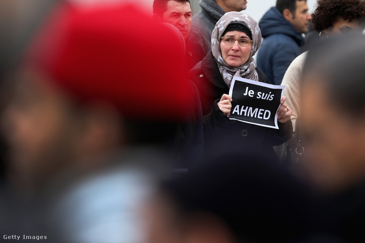 Gyászolók a Charlie Hebdo szerkesztőségénél történt merényletben elhunyt Ahmed nevű rendőr temetésén