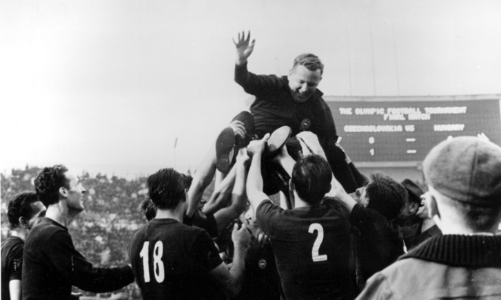 A magyar csapat ünnepli győzelmét a tokiói olimpián,n 1964. október 21-én