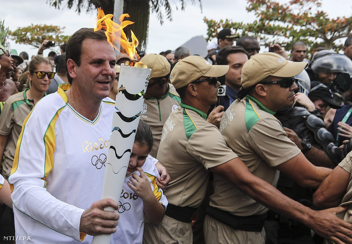 Eduardo Paes Rio de Janeiró-i polgármester az olimpiai fáklyával