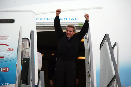 Mike Carriker kapitány a sikeres repülés után