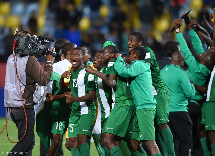A nigériai U17-es válogatott ünnepel, miután 2015-ben megnyerték a világbajnokságot