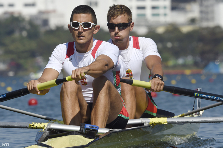 Simon Béla (elöl) és Juhász Adrián a 2016-os riói nyári olimpia normálsúlyú kormányos nélküli kettes versenyszámának elõfutamában.