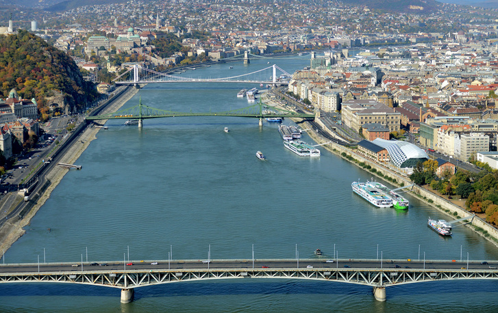 9534 Budapesten az oszi Duna es hidjai