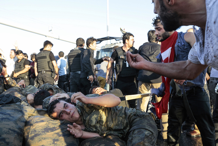 A puccskísérletben résztvevő katonával kiabál egy civil az isztambuli Boszporusz hídon, 2016. július 16-án. A puccskísérletet letartóztatások és a török katonaság megtisztítása és átszervezése követte.