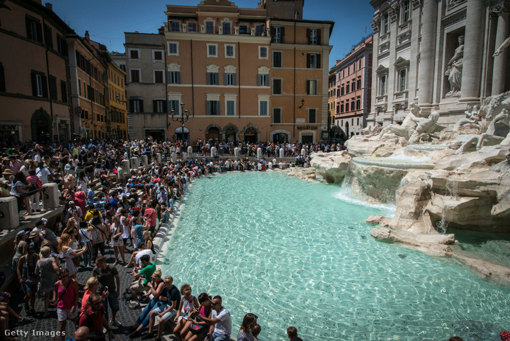 Turisták a római Trevi szökőkútnál