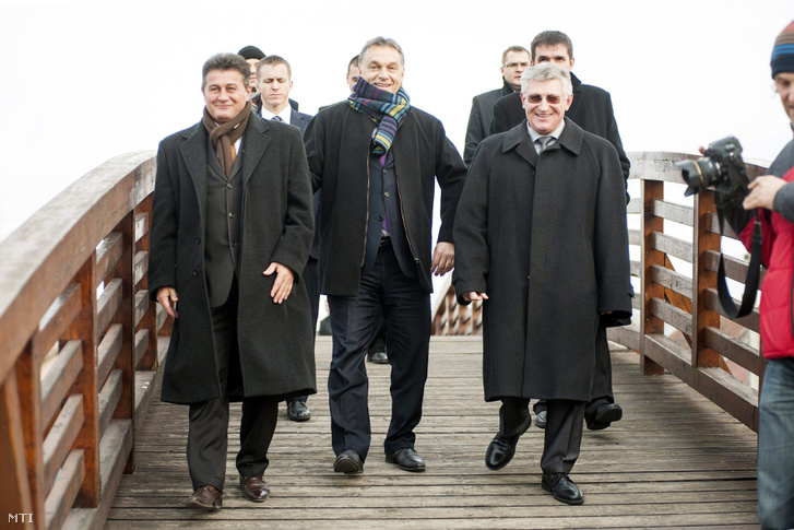Orbán Viktor miniszterelnök Tasó László országgyűlési képviselő (balra) és Hovánszki György polgármester társaságában érkezik a nyírlugosi labdarúgópálya avatására 2012-ben