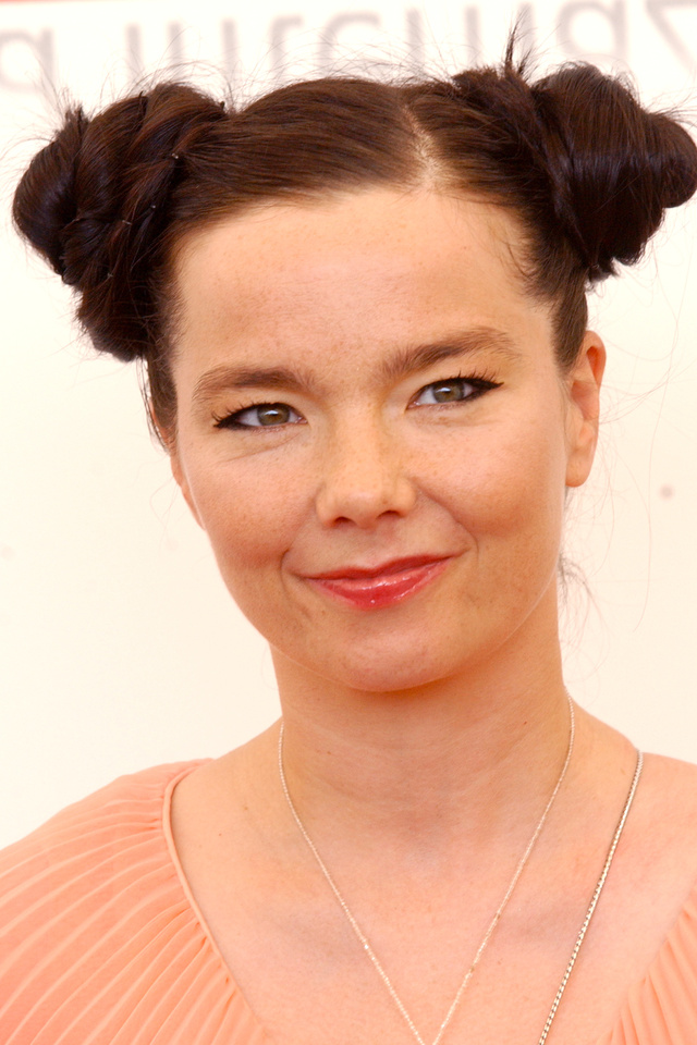 Björk is gyakran jelent meg ilyen frizurával.