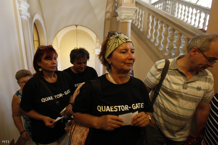 A Quaestor-ügy károsultjai érkeznek Tarsoly Csaba és társai ellen indított büntetõper tárgyalására a Fõvárosi Törvényszéken 2016. július 12-én.