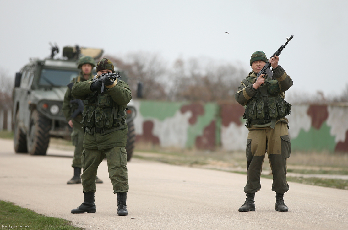 2014- a krímbe bevonuló orosz katonák lőnek a levegőbe, amikor egy ukrán egység zászlókkal indult meg feléjük, elhagyva laktanyájukat.