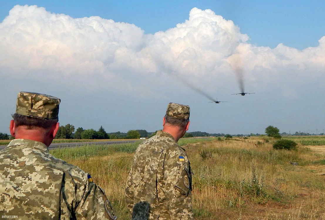 A fejük felett elhúzó Szu-24-es-bombázókat figyelik ukrán katonák a krími határ közelében.