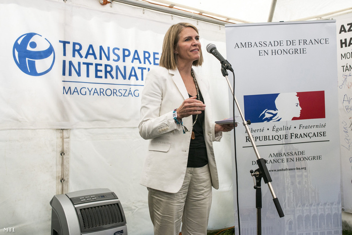 Colleen Bell az Egyesült Államok budapesti nagykövete a Transparency International Magyarország Korrupcióérzékelés és médiahasználat a magyar fiatalok körében címmel tartott sajtótájékoztatóján a 24. Sziget fesztivál elsõ napján 2016. augusztus 12-én.