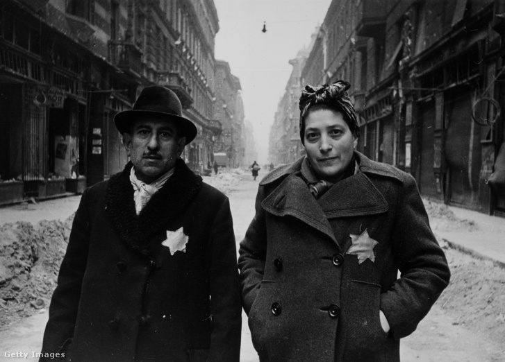 Sárga csillagot viselő zsidó pár Budapesten, 1945-ben.