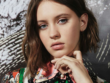 Na melyik híres színész 15 éves lánya modellkedik a Vogue-ban?