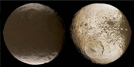 A Cassini felvételei a Japetus sötét és világos oldaláról.