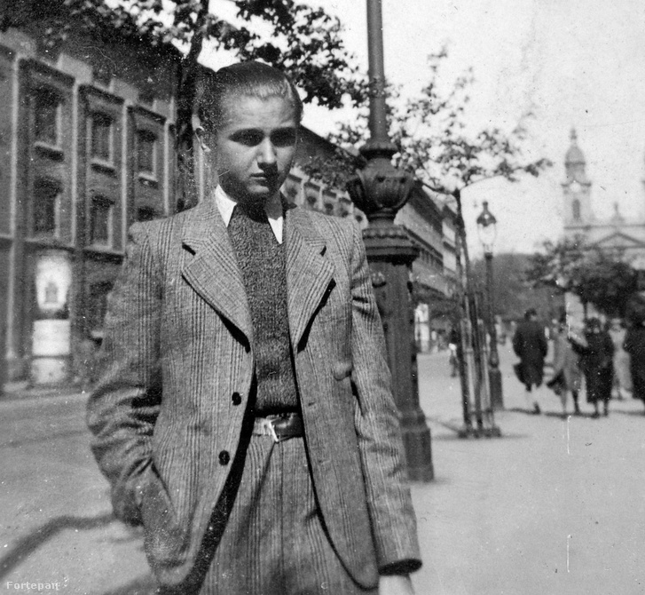 "Hirtelen elénk ugrik egy fiatal srác." Ismeretlen fiú képe a Horváth Mihály téri templom előtt 1940-ből