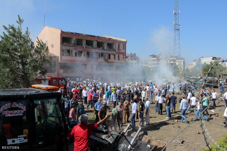 Az autóba rejtett bomba robbanásának helyszíne Törökországban