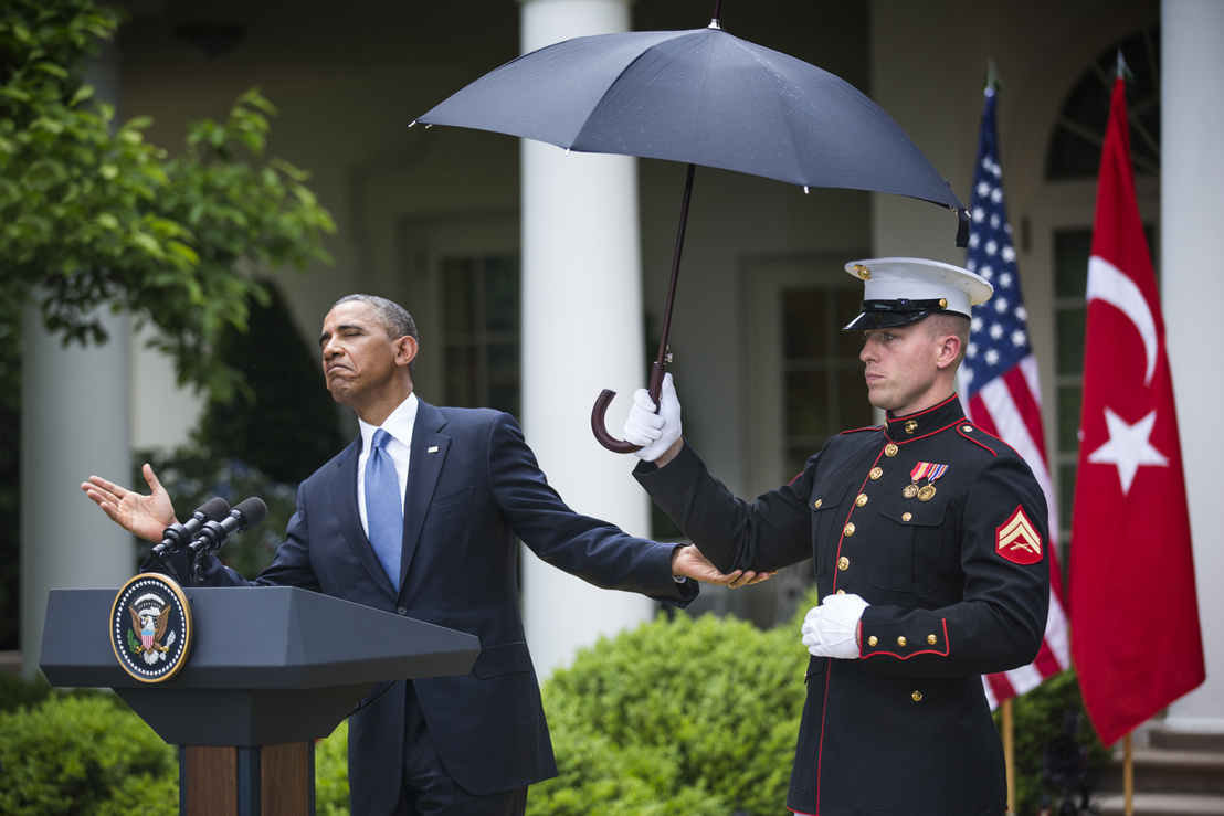 Barack Obama ellenőrzi az esőt, mielőtt közös sajtótájékoztató tartanak Erdogannal a Fehér Ház udvarában (2013.)