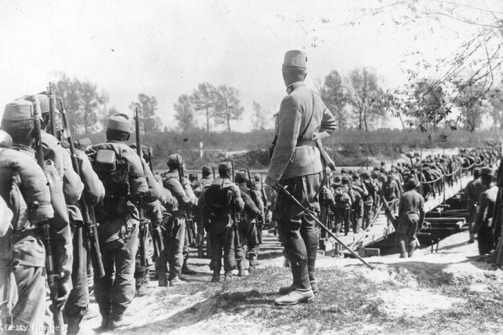 Magyar katonák menetelnek egy folyón a Kárpátokban