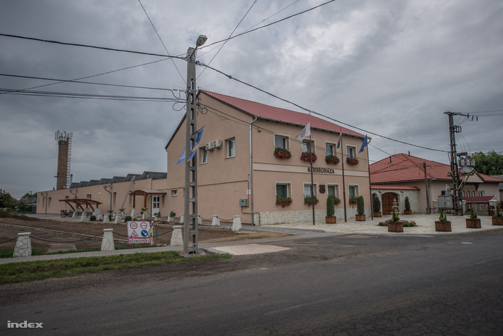 Napelemekkel felújított községháza Mezőzomboron