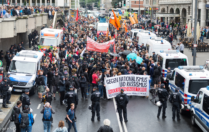 Tüntetők vonultak az utcára Kölnben, akik az Erdogan hívei miatt utcára vonult szélsőjobboldali tüntetők ellen tüntettek.