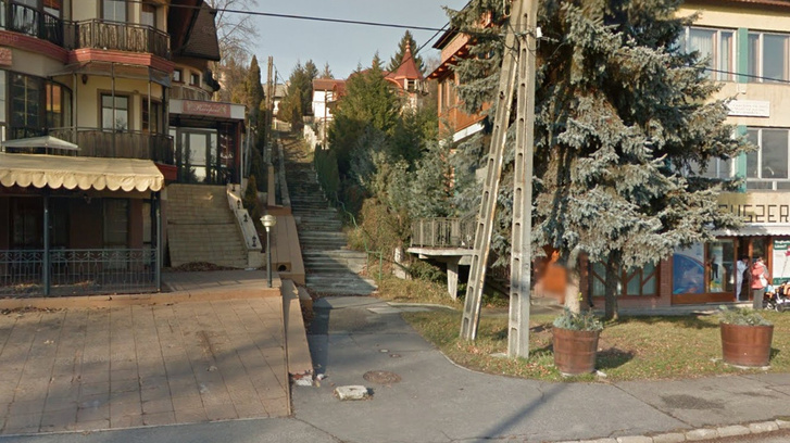 A miskolci Viola utca a Google utcatérképén, ahol még a lépcsősor látható. Ezt az utat aszfaltozták le Szélyes házáig.