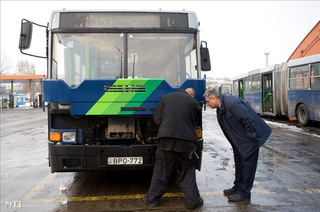 Műszaki hibás busz a garázsban