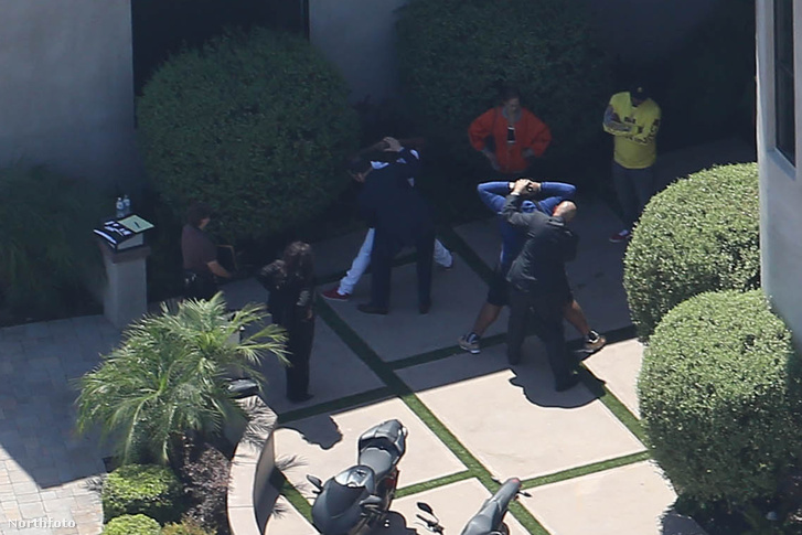 Rendőrök intézkednek Chris Brown házában a házkutatás után.