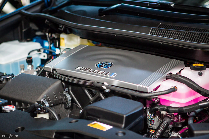 A Toyota hidrogénüzemű autójának a Mirainak a motortere a jármű tokiói bemutatóján 2014. november 18-án.