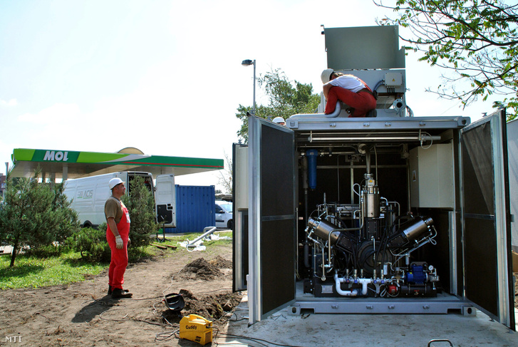 2011. augusztus 3. Szakemberek egy földgázsûrítõ berendezés kiépítésén dolgoznak a Mol Nyrt. Kõbányai úti kútjánál ahol a Fõvárosi Gázmûvek Zrt. és a Mol nyilvános sûrített földgáz-üzemanyagú (CNG) töltõállomást létesít.
