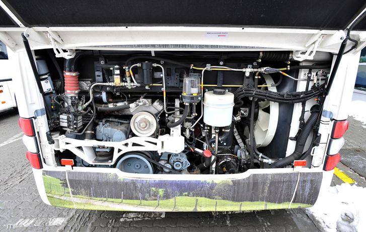 Egy sûrített földgáz üzemû autóbusz motorja
