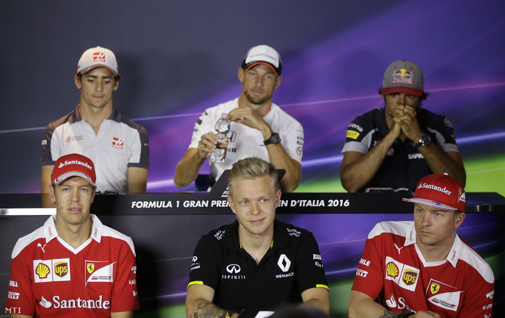 Az elsõ sorban balról jobbra: a német Sebastian Vettel a Ferrari a dán Kevin Magnussen a Renault és a finn Kimi Räikkönen a Ferrari versenyzõje a hátsó sorban balról jobbra: a mexikói Esteban Gutierrez a Haas a brit Jenson Button a McLaren-Honda és a spanyol Carlos Sainz Jr. a Toro Rosso versenyzõje